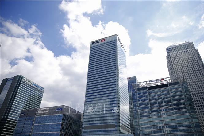Trong ảnh: Trụ sở công ty kiển toán KPMG (thứ 2, trái) tại London, Anh. Ảnh: AFP/ TTXVN
