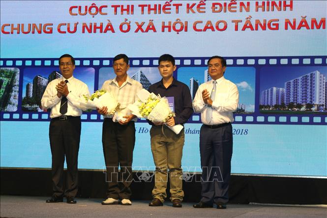 Trong ảnh: Ban tổ chức rao quà cho sinh viên tham gia cuộc thi. Ảnh: Trần Xuân Tình - TTXVN