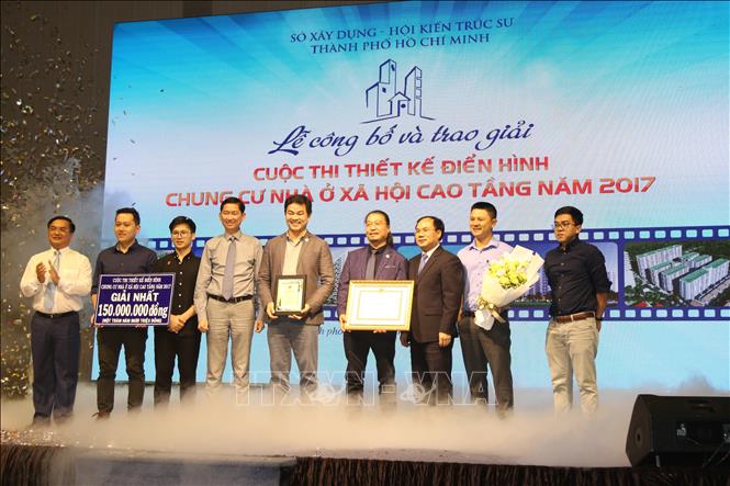 Trong ảnh: Ban tổ chức trao giải Nhất cho Công ty Cổ phần Kiến trúc Lập Phương. Ảnh: Trần Xuân Tình - TTXVN