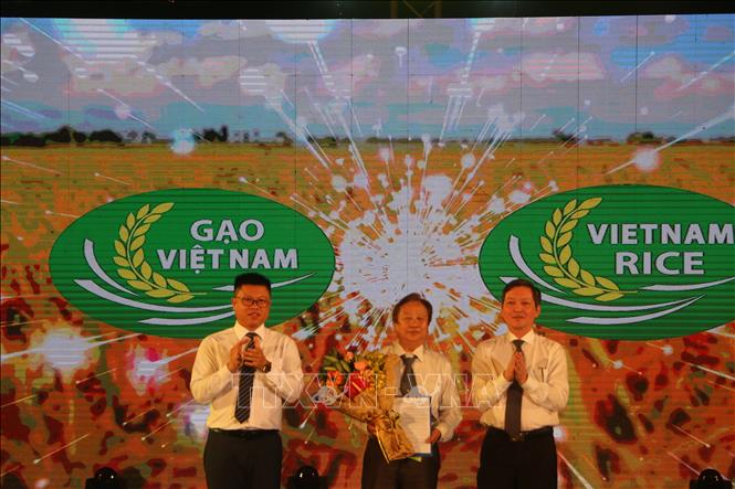 Trong ảnh: Ban Tổ chức trao thưởng cho tác giả thiết kế 