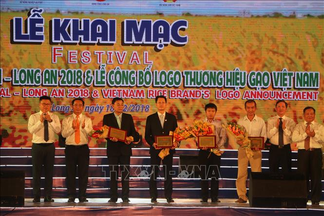 Trong ảnh: Ban Tổ chức vinh danh các doanh nghiệp có nhiều đóng góp cho ngành Nông nghiệp. Ảnh: Thanh Bình-TTXVN  