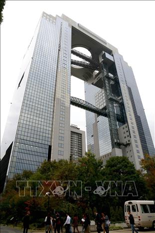 Trong ảnh: Tháp Umeda Sky Builiding biểu tượng của Osaka, đây là một tòa nhà cao tầng nằm ở Shin-umeda, có độ cao 173m với 40 tầng trên mặt đất, được xây dựng thành 2 tháp Tower East và Tower West. Ảnh: Huy Hùng – TTXVN