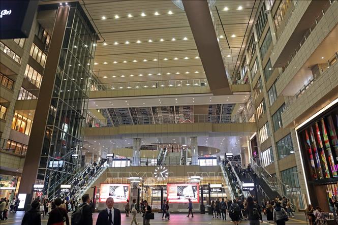 Trong ảnh: Khu mua sắm Ga trung tâm thành phố Osaka - một cơ sở hạ tầng phức hợp bao gồm ga JR Osaka, tòa nhà Northgate Building, tòa nhà Southgate Building nơi du khách có thể trải nghiệm mua sắm, ăn uống, rạp chiếu phim. Ảnh: Huy Hùng - TTXVN
