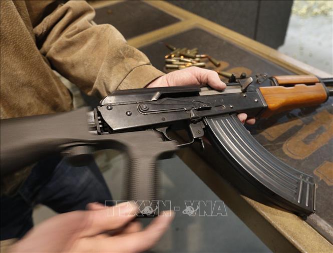 Trong ảnh (tư liệu): Súng AK-47 được lắp thiết bị 