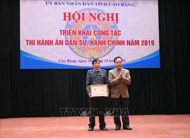Trong ảnh: Đại diện lãnh đạo tỉnh Cao Bằng tặng Kỉ niệm chương Vì sự nghiệp Tư pháp cho cá nhân có thành tích xuất sắc trong công tác thi hành án dân sự. Ảnh: Chu Hiệu - TTXVN