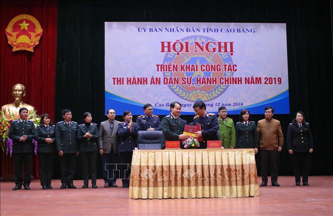 Trong ảnh: Lễ trao bản Quy chế phối hợp giữa Cục thi hành án dân sự với Tòa án nhân dân tỉnh Cao Bằng. Ảnh: Chu Hiệu - TTXVN.