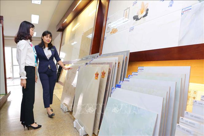 Trong ảnh: Sản phẩm gạch ốp lát CMC được người tiêu dùng bình chọn “Hàng Việt Nam chất lượng cao”. Ảnh: Thành Đạt – TTXVN
