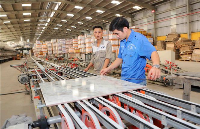 Trong ảnh: Công nhân nhà máy kiểm tra tiêu chuẩn của sản phẩm gạch ốp lát CMC. Ảnh: Thành Đạt – TTXVN
