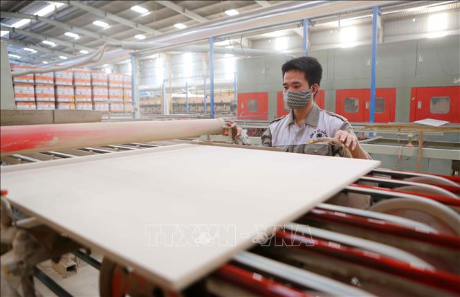 Trong ảnh: Dây chuyền sản xuất gạch ốp lát tại nhà máy tại nhà máy gạch CMC. Ảnh: Thành Đạt – TTXVN
