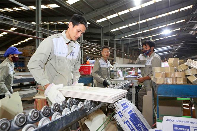 Trong ảnh: Dây chuyền sản xuất gạch men tại nhà máy tại nhà máy gạch CMC. Ảnh: Thành Đạt – TTXVN
