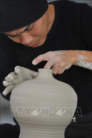 Trong ảnh: Tạo hình cho sản phẩm gốm Bồ Bát. Ảnh: Minh Đức - TTXVN