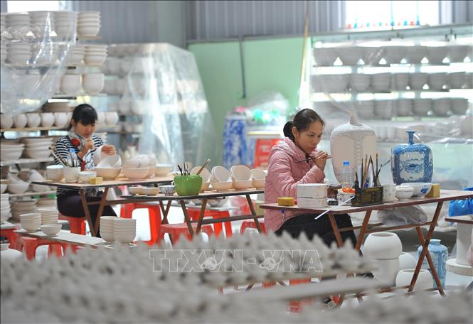 Trong ảnh: Thợ vẽ lên sản phẩm gốm Bồ Bát. Ảnh: Minh Đức - TTXVN