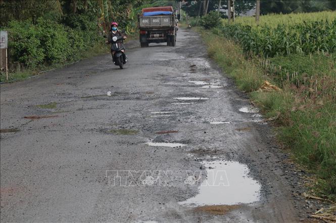 Trong ảnh: Đường dẫn vào phà Bình Ninh phía bờ Bắc lỗ chỗ ổ gà. Ảnh: Minh Trí - TTXVN