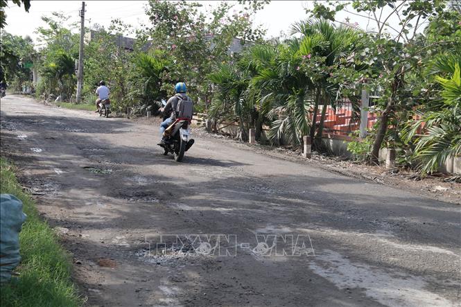 Trong ảnh: Đường dẫn vào phà Bình Ninh phía bờ Bắc lỗ chỗ ổ gà. Ảnh: Minh Trí - TTXVN