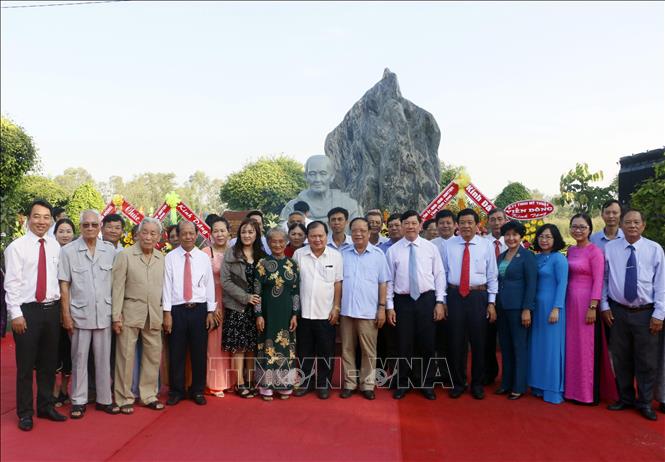 Trong ảnh: Các đại biểu và thân nhân Mẹ Việt Nam Anh hùng Nguyễn Thị Ngọt tại lễ khánh thành. Ảnh: Phạm Minh Tuấn - TTXVN