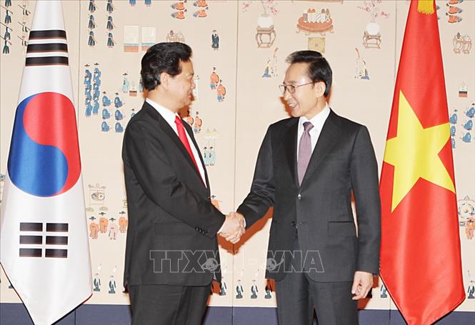 Trong ảnh: Tổng thống Hàn Quốc Lee Myung-bak đón Thủ tướng Nguyễn Tấn Dũng thăm chính thức Hàn Quốc, ngày 28/3/2012, tại Thủ đô Seoul. Ảnh: Đức Tám-TTXVN