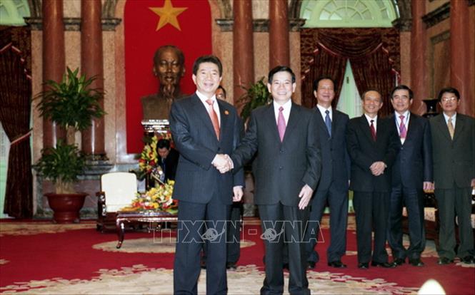 Trong ảnh: Chủ tịch nước Nguyễn Minh Triết đón Tổng thống Hàn Quốc Roh Moo-hyun thăm chính thức Việt Nam, ngày 17/11/2006, tại Hà Nội. Ảnh: Nguyễn Khang-TTXVN
