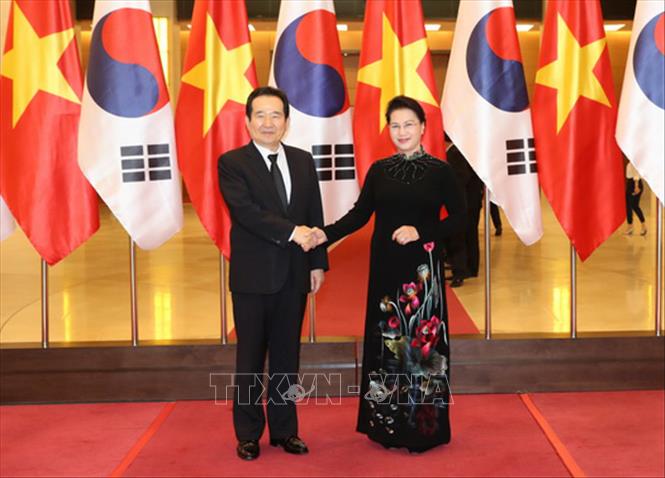 Trong ảnh: Chủ tịch Quốc hội Nguyễn Thị Kim Ngân đón Chủ tịch Quốc hội Hàn Quốc Chung Sye–kyun thăm chính thức Việt Nam, sáng 25/4/2017, tại Hà Nội. Ảnh: Trọng Đức – TTXVN