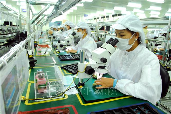 Trong ảnh: Sản xuất linh kiện điện tử tại Công ty TNHH Doosung Tech Viet Nam (100% vốn đầu tư của Hàn Quốc), tại khu công nghiệp Lương Sơn (Hòa Bình). Ảnh: Danh Lam – TTXVN