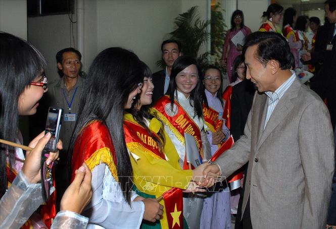 Trong ảnh: Tổng thống Hàn Quốc Lee Myung-bak thăm và nói chuyện với sinh viên trường Đại học Quốc gia Hà Nội trong chuyến thăm chính thức Việt Nam, ngày 20/10/2009. Ảnh: Nhan Sáng - TTXVN