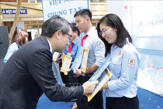 Trong ảnh: Trao giải thưởng cho các đơn vị tham gia cuộc thi vẽ tranh. Ảnh: Huỳnh Phúc Hậu - TTXVN
