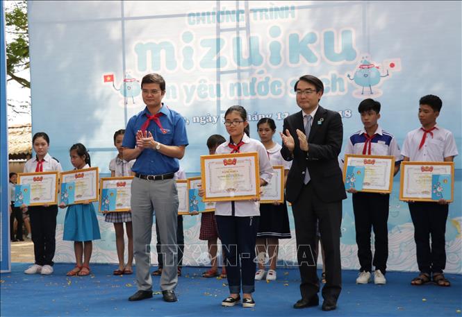 Trong ảnh: Trao giải thưởng cho các học sinh tham gia cuộc thi vẽ tranh. Ảnh: Huỳnh Phúc Hậu - TTXVN