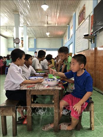 Trong ảnh : Một bữa ăn trưa tập thể của các em tại Nhà tình thương. Ảnh : Nguyễn Văn Việt - TTXVN