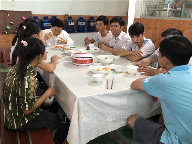 Trong ảnh: Bữa cơm thân mật của thầy trò tại Nhà tình thương. Ảnh: Nguyễn Văn Việt - TTXVN