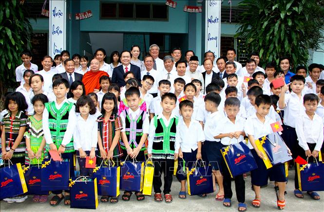 Trong ảnh: Các em ở nhà tình thương nhận quà nhân dịp Giáng sinh năm 2018. Ảnh: Nguyễn Văn Việt - TTXVN