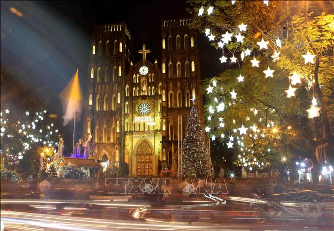 Christmas decorations light up Hanoi - VNA Photos - Vietnam News ...