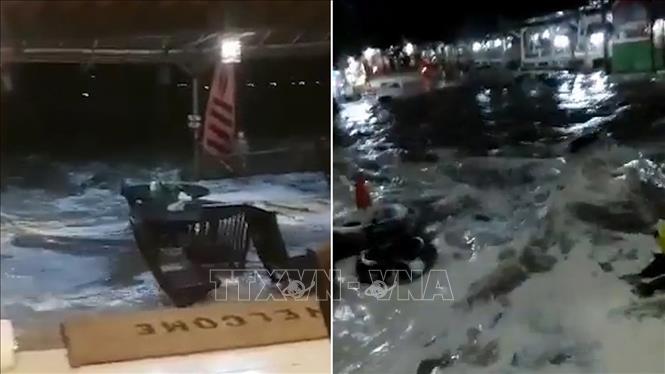 Trong ảnh: Hiện trường đổ nát sau khi sóng thần bất ngờ ập vào vùng bờ biển quanh Eo biển Sunda, Indonesia tối 22/12/2018. Ảnh: ABC NEWS/ TTXVN