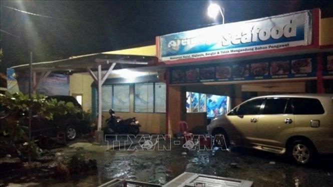 Trong ảnh (chụp qua video): Hiện trường đổ nát sau khi sóng thần bất ngờ ập vào vùng bờ biển quanh Eo biển Sunda tối 22/12/2018. Ảnh: 9 News/ TTXVN