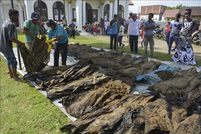 Trong ảnh (tư liệu): Thi thể các nạn nhân vụ động đất, sóng thần ở Kajhu, tỉnh Aceh, Indonesia ngày 19/12/2018. Ảnh: AFP/ TTXVN