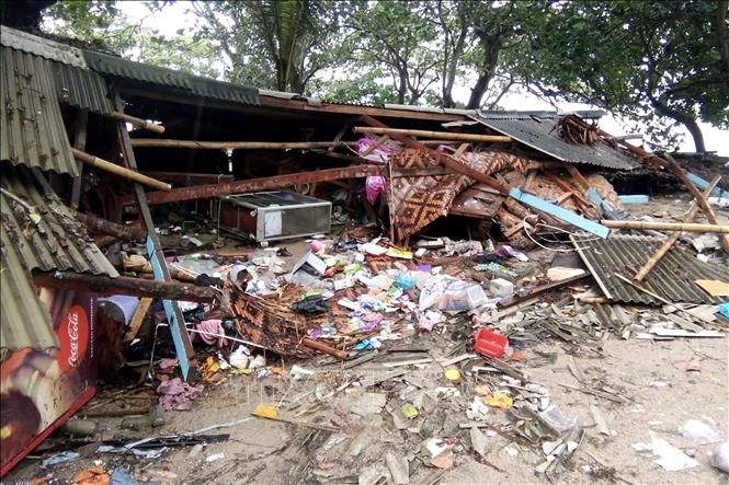 Trong ảnh: Sóng thần tàn phá nhà cửa của người dân ở vùng bờ biển Carita, tỉnh Banten, Indonesia ngày 23/12/2018. Ảnh: AFP/ TTXVN 