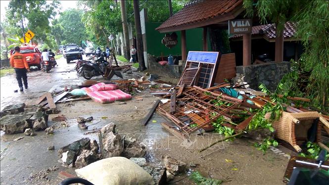 Trong ảnh: Cảnh tàn phá sau khi sóng thần ập vào bãi biển Carita, Indonesia ngày 23/12/2018. Ảnh: AFP/ TTXVN