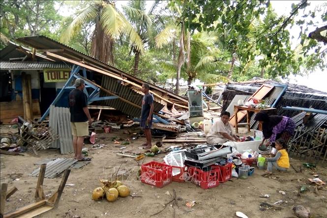 Trong ảnh: Người dân tìm kiếm đồ đạc sót lại sau thảm họa sóng thần tại Carita, Indonesia ngày 23/12/2018. Ảnh: AFP/TTXVN