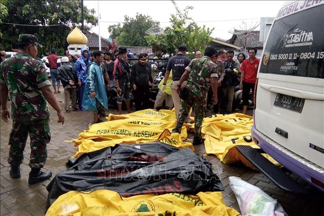 Trong ảnh: Thi thể nạn nhân thảm họa sóng thần tại Indonesia ngày 23/12/2018. Ảnh: AFP/TTXVN