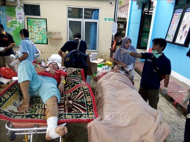 Trong ảnh: Nạn nhân bị thương sau thảm họa sóng thần được điều trị tại bệnh viện ở  Carita, Indonesia ngày 23/12/2018. Ảnh: AFP/TTXVN