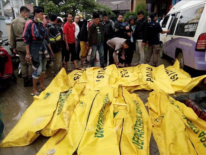 Trong ảnh: Thi thể nạn nhân trong thảm họa sóng thần tại Indonesia ngày 23/12/2018. Ảnh: AFP/TTXVN