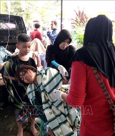 Trong ảnh: Chuyển nạn nhân bị thương sau thảm họa sóng thần tới bệnh viện ở Carita, Indonesia ngày 23/12. Ảnh: AFP/TTXVN