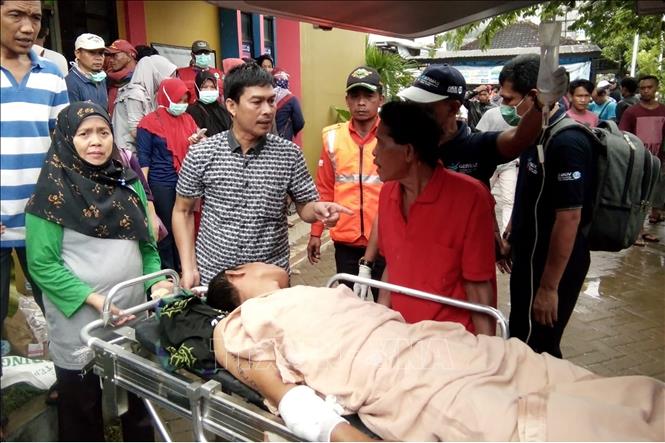 Trong ảnh: Chuyển nạn nhân bị thương sau thảm họa sóng thần tới bệnh viện ở Carita, Indonesia ngày 23/12. Ảnh: AFP/TTXVN
