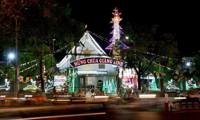 Trong ảnh: Chánh Tòa thành phố Phan Thiết rực rỡ ánh đèn. Ảnh: Nguyễn Thanh - TTXVN