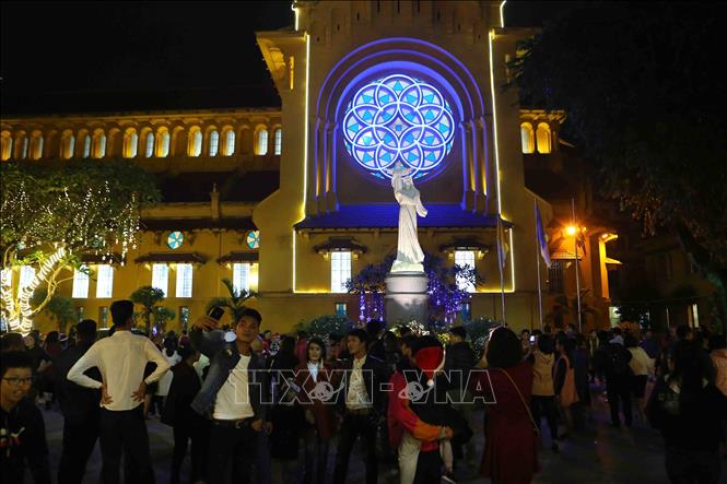 Trong ảnh: Người dân thủ đô đón Giáng sinh tại Nhà thờ Cửa Bắc. Ảnh: Thành Đạt – TTXVN
