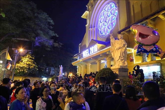 Trong ảnh: Người dân thủ đô đón Giáng sinh tại Nhà thờ Cửa Bắc. Ảnh: Thành Đạt – TTXVN
