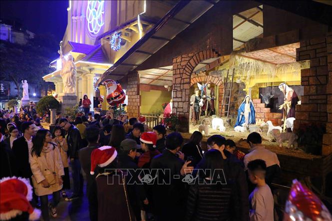 Trong ảnh: Nhà thờ Cửa Bắc đêm Giáng sinh . Ảnh: Thành Đạt – TTXVN
