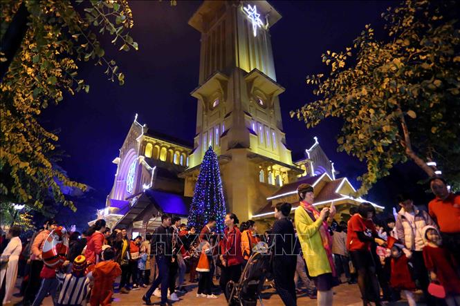 Trong ảnh: Nhà thờ Cửa Bắc đêm Giáng sinh . Ảnh: Thành Đạt – TTXVN
