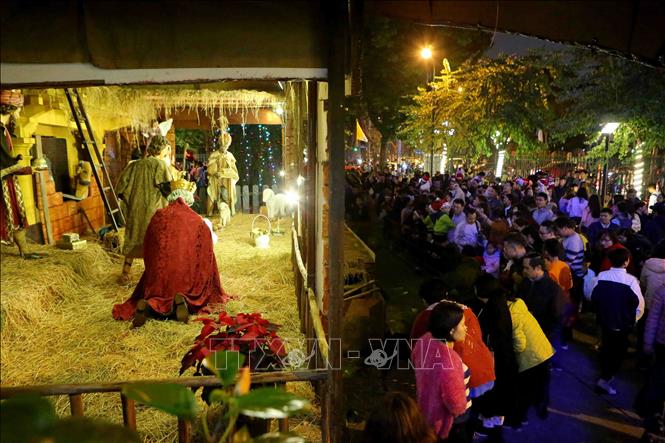 Trong ảnh: Người dân thủ đô đón Giáng sinh tại Nhà thờ Cửa Bắc. Ảnh: Thành Đạt – TTXVN
