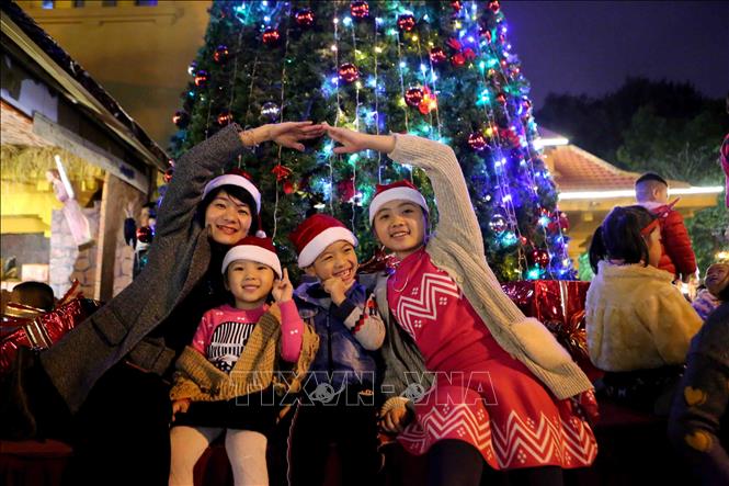 Trong ảnh: Những khoảnh khắc đáng nhớ của Đêm Giáng sinh. Ảnh: Thành Đạt – TTXVN
