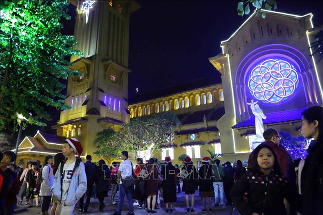 Trong ảnh: Người dân thủ đô đón Giáng sinh. Ảnh: Thành Đạt – TTXVN

