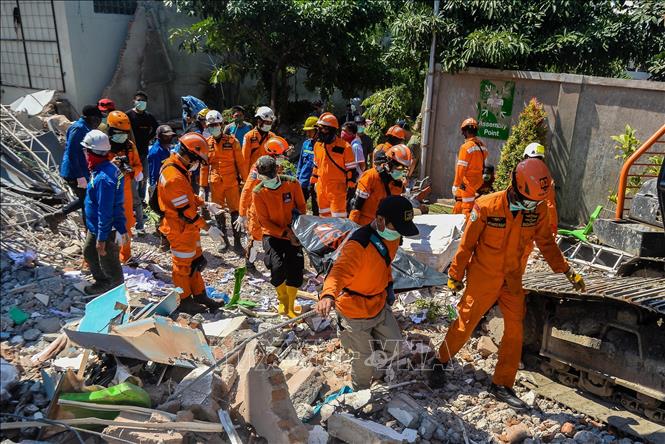Trong ảnh: Lực lượng cứu hộ chuyển thi thể nạn nhân tại hiện trường đổ nát sau thảm họa động đất và sóng thần tại Palu, Trung Sulawesi, Indonesia ngày 1/10/2018. Ảnh: THX/ TTXVN